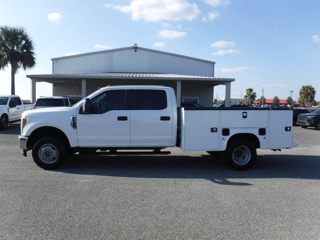 2019 Ford F-350 Super Duty Chassis Cab's photo