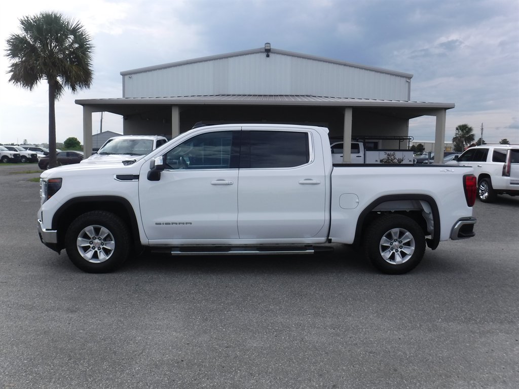 2022 GMC Sierra 4WD Crew Cab Short Box SLE's photo
