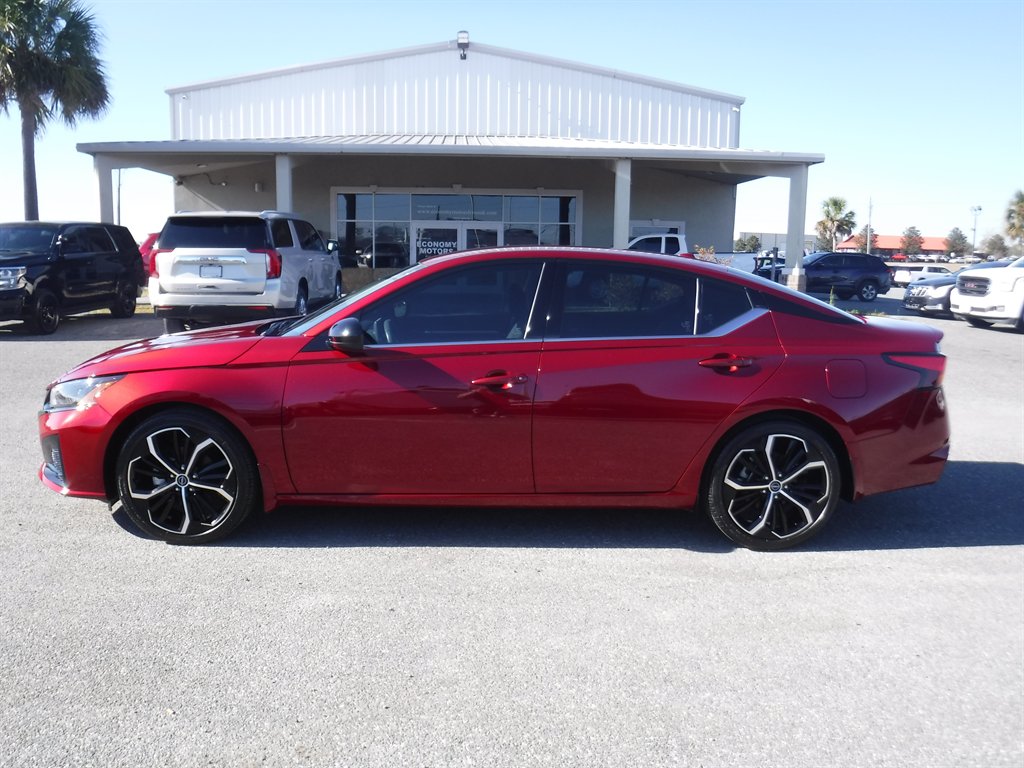 2023 Nissan Altima SR's photo