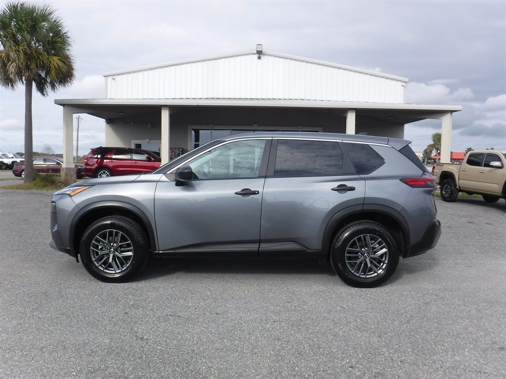 2023 Nissan Rogue S's photo
