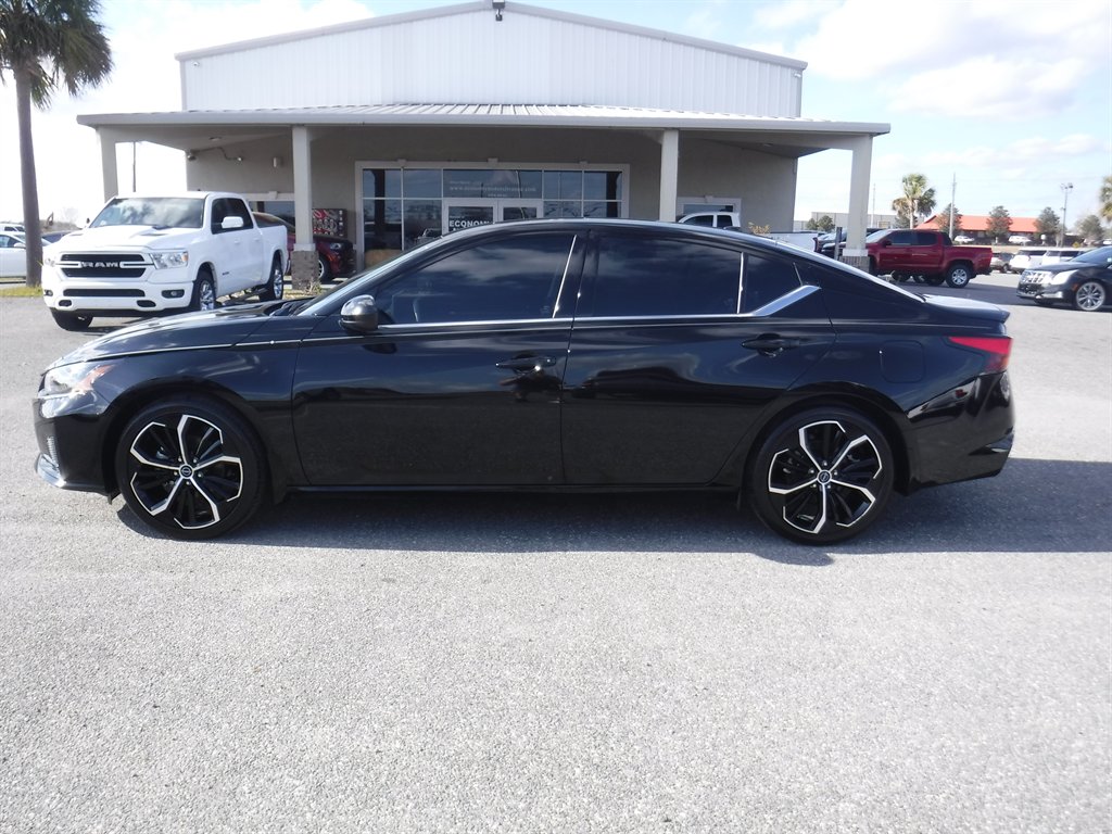 2023 Nissan Altima SR's photo