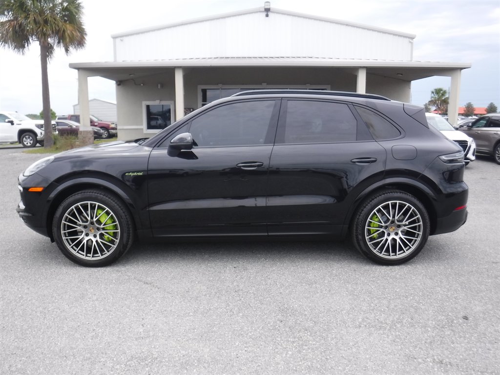 2023 Porsche Cayenne Platinum Edition E-Hybrid's photo