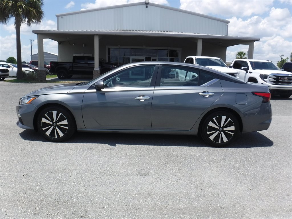 2022 Nissan Altima's photo
